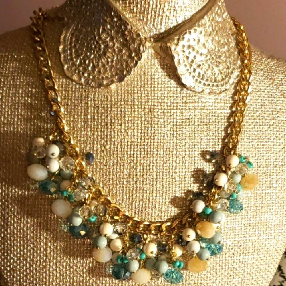 NWOT FASHION NECKLACE.
